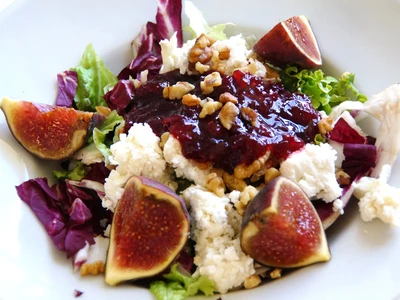 salát, sýr, ořechy, fíky